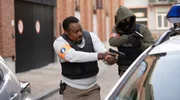 Pierre Didier (Miguel Francisco) verfolgt die Spur eines verd&auml;chtigen Fahrzeugs.