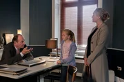 Gudruns Pflegekind Tina (Cya Emma Blaack, M.) sorgt f&uuml;r Wirbel in der Kanzlei. Das zehn Jahre alte M&auml;dchen platzt in ein Gespr&auml;ch zwischen Markus Gellert (Herbert Knaup, l.) und seiner Ex-Frau Maja (Sonsee Neu, r.).