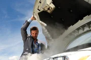 Nils (Florian Stadler) hat auf dem Weg nach Italien eine Autopanne.