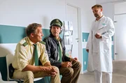 Der Arzt eröffnet Staller (Helmfried von Lüttichau, 2.v.l. mit Christian Tramitz, l.), dass er ab jetzt gesund leben muss. Der Arzt eröffnet Staller (Helmfried von Lüttichau, 2.v.l. mit Christian Tramitz, l.), dass er ab jetzt gesund leben muss.