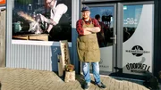 Stefan Pistol – Metzger, Meister, Fleischhändler – und Rockstar am Grill. (Weitere Bilder auf Anfrage) Stefan Pistol – Metzger, Meister, Fleischhändler – und Rockstar am Grill. (Weitere Bilder auf Anfrage)