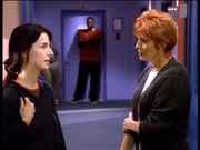 Madison Wesley (Joanna Cassidy, r.) stellt Lisa (Lisa Sheridan, l.), die wieder r&uuml;ckf&auml;llig geworden ist, zur Rede ...