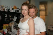 Jessica (Nina Ensmann) erträgt die Nähe zu Philip (Jörn Schlönvoigt) kaum. Jessica (Nina Ensmann) erträgt die Nähe zu Philip (Jörn Schlönvoigt) kaum.