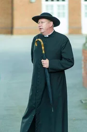 Father Brown (Mark Williams) ermittelt im Kloster.