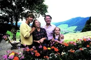 Die Familie ist mal wieder beieinander. Auf der Berghütte wird gefeiert (Sascha Hehn, Gaby Dohm, Klausjürgen Wussow, Angelika Reißner). Die Familie ist mal wieder beieinander. Auf der Berghütte wird gefeiert (Sascha Hehn, Gaby Dohm, Klausjürgen Wussow, Angelika Reißner).
