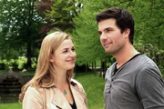 Konstantin (Moritz Tittel, r.) schafft es, Theresa (Ines Lutz, l.) von ihrem Kummer, um die Scheinehe von Moritz abzulenken.
