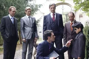 Adrian Sachs (Joachim Kappl, l.), Philip Sachs (Philipp Romann, 2.v.l.), Julius Aden (Günter Barton, 3.v.r.), Ludger Moorbach (Andreas Kruse, 2.v.r.) und Mark Braun (Arne Stephan, 3.v.l.) sind gerade auf einem Geschäftstermin, als sie Daniel (Alexander Türck, r.) entdecken ... Adrian Sachs (Joachim Kappl, l.), Philip Sachs (Philipp Romann, 2.v.l.), Julius Aden (Günter Barton, 3.v.r.), Ludger Moorbach (Andreas Kruse, 2.v.r.) und Mark Braun (Arne Stephan, 3.v.l.) sind gerade auf einem Geschäftstermin, als sie Daniel (Alexander Türck, r.) entdecken ...