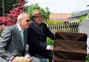 Voller Vaterstolz pr&auml;sentiert Andr&eacute; (Joachim L&auml;tsch, r.) Werner (Dirk Galuba, l.) das Baby, von dem er glaubt, der leibliche Vater zu sein.
