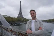 Leon Windscheid auf der Liebesschlösserbrücke Pont des Arts. Im Hintergrund das Wahrzeichen von Paris - der Eifelturm. Leon Windscheid auf der Liebesschlösserbrücke Pont des Arts. Im Hintergrund das Wahrzeichen von Paris - der Eifelturm.