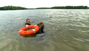 Maja rettet eine Person mit Rettungsring aus dem Wasser. Maja rettet eine Person mit Rettungsring aus dem Wasser.
