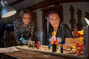 Julia (Jules de Groote, li.) arbeitet mit Noah (Philip Rüger, re.) an einem Kurzfilmprojekt. Julia (Jules de Groote, li.) arbeitet mit Noah (Philip Rüger, re.) an einem Kurzfilmprojekt.