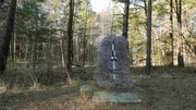 Nur ein Stein erinnert an die Stelle, von der 1942 erstmals in der Menschheitsgeschichte eine Rakete in Weltraumhöhe geschossen wurde. Nur ein Stein erinnert an die Stelle, von der 1942 erstmals in der Menschheitsgeschichte eine Rakete in Weltraumhöhe geschossen wurde.
