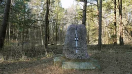 Nur ein Stein erinnert an die Stelle, von der 1942 erstmals in der Menschheitsgeschichte eine Rakete in Weltraumh&ouml;he geschossen wurde. Die Gro&szlig;rakete A4, sp&auml;ter umbenannt in V2 - Vergeltungswaffe 2 - wurde ab 1944 von der Front in Richtung London und Paris gefeuert.