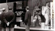 Zuschauer verfolgen vor einem Schaufenster mit Fernsehgeräten des DEFAKA-Kaufhauses in Hannover die erste bemannte Mondlandung der US-Amerikaner. Zuschauer verfolgen vor einem Schaufenster mit Fernsehgeräten des DEFAKA-Kaufhauses in Hannover die erste bemannte Mondlandung der US-Amerikaner.