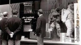 Zuschauer verfolgen vor einem Schaufenster mit Fernsehger&auml;ten des DEFAKA-Kaufhauses in Hannover die erste bemannte Mondlandung der US-Amerikaner.