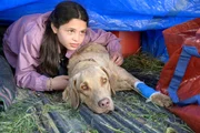 Ronja (Kaya V&ouml;lkers) und H&uuml;ndin Pari verstecken sich im Auto des Wilderers.
