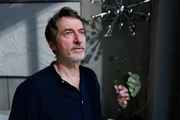 Stella beruhigt Jori (Guido Broscheit) zu Patrizias Erleichterung, indem sie das Brautkleid symbolisch verändert. Stella beruhigt Jori (Guido Broscheit) zu Patrizias Erleichterung, indem sie das Brautkleid symbolisch verändert.