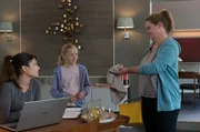 Gudrun Wohlers (Katrin Pollitt. r.) hat als Pflegekind die aufm&uuml;pfige Tina (Cya Emma Blaack, M.) zugeteilt bekommen. Yasmin Meckel (Sophie Dal, l.) und Gudrun versuchen, das zehn Jahre alte M&auml;dchen in der Kanzlei zu besch&auml;ftigen.