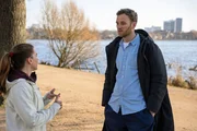 Radrennfahrerin Nathalie Schöffmann (l.) spricht mit Psychologe Leon Windscheid (r.) über ihre Entführung und darüber, welche Auswirkungen diese Gewalttat auf sie und ihre Angehörigen hatte. Radrennfahrerin Nathalie Schöffmann (l.) spricht mit Psychologe Leon Windscheid (r.) über ihre Entführung und darüber, welche Auswirkungen diese Gewalttat auf sie und ihre Angehörigen hatte.