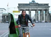 Walter (Katy Karrenbauer) verfolgt mit einer Rikscha 'M&ouml;hrchen' durch ganz Berlin, um ihr zu erkl&auml;ren, dass sie von Jutta Adler pers&ouml;nlich einen Freigang genehmigt bekommen hat und nicht geflohen ist.