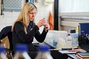 Stimmt der Salzgehalt? &ndash; Chemielaborantin Sandra Piepenburg.