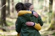 Leo (Phillis Laura Lau, vorn) und Lucy (Paulina Schnurrer, hinten) verabschieden sich unter Tr&auml;nen