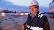 Emslotse Uwe Jan&szlig;en koordiniert in seinem Job die Zusammenarbeit zwischen Schleppern, Seeleuten und Festmachern.