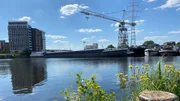 Moderne Bauten und alte Krane: der Harburger Binnenhafen.