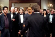 Bei den Ermittlungen in einem neuen Fall sto&szlig;en Prentiss (Paget Brewster), Morgan (Shemar Moore) und Rossi (Joe Mantegna) auf James Stanworth (Philip Casnoff, vorne). Doch ist er der gesuchte T&auml;ter?