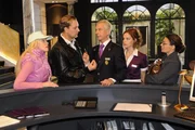 Großaufgebot im Aden: Ralf (Christian Kahrmann, 2.v.l.), Lindi (Mirijam Heimann, l.) und Frau Schwarz (Kathrin Waligura, r.) vom Jugendamt sind im Anmarsch. Manu (Marie Zielcke, 2.v.r.) muss alles daran setzen, Daniel zu finden. Marcel Rehtaler (Thomas Engel, r.) versucht die Herrschaften zu beruhigen ... Großaufgebot im Aden: Ralf (Christian Kahrmann, 2.v.l.), Lindi (Mirijam Heimann, l.) und Frau Schwarz (Kathrin Waligura, r.) vom Jugendamt sind im Anmarsch. Manu (Marie Zielcke, 2.v.r.) muss alles daran setzen, Daniel zu finden. Marcel Rehtaler (Thomas Engel, r.) versucht die Herrschaften zu beruhigen ...