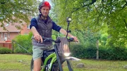 Auf der Suche nach Fledermauspopulationen nutzt Landschafts&ouml;kologe Paul Blei ein leises Elektromotorrad und einen selbst entwickelten Horchhelm.