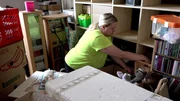 Endlich ist der große Tag da: Sandra zieht mit Familie nach Ostfriesland. Doch statt Freude herrscht Chaos. Überall stapeln sich Kisten, Helfer springen ab und die Zeit rennt.; Endlich ist der große Tag da: Sandra zieht mit Familie nach Ostfriesland. Doch statt Freude herrscht Chaos. Überall stapeln sich Kisten, Helfer springen ab und die Zeit rennt. Endlich ist der große Tag da: Sandra zieht mit Familie nach Ostfriesland. Doch statt Freude herrscht Chaos. Überall stapeln sich Kisten, Helfer springen ab und die Zeit rennt.; Endlich ist der große Tag da: Sandra zieht mit Familie nach Ostfriesland. Doch statt Freude herrscht Chaos. Überall stapeln sich Kisten, Helfer springen ab und die Zeit rennt.