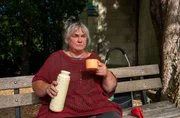 Die obdachlose Onna (Marion Breckwoldt) steht im Verdacht, mit ihrem Campingkocher einen Brand in einer Lagerhalle verursacht zu haben. Die obdachlose Onna (Marion Breckwoldt) steht im Verdacht, mit ihrem Campingkocher einen Brand in einer Lagerhalle verursacht zu haben.