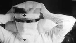 Eine Krankenschwester w&auml;hrend der Spanischen Grippe Pandemie 1918/19. Offenbar trug man auch damals schon Mundschutz.