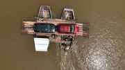 Viel Wasser und kaum Brücken – im Nordosten Brasiliens sind Autofahrer auf abenteuerliche Minifähren angewiesen. Viel Wasser und kaum Brücken – im Nordosten Brasiliens sind Autofahrer auf abenteuerliche Minifähren angewiesen.
