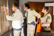 Gespannt warten Hubert (Christian Tramitz, links) und Staller (Helmfried von L&uuml;ttichau, Mitte) zusammen mit Lena Winter (Klara Deutschmann) auf den Ausgang ihres Experiments.