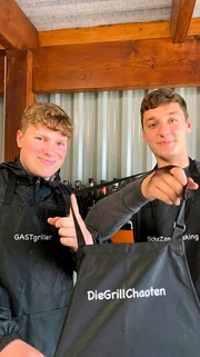 Henning Giere (Brenno) und Luiz Illgen (Dicke Zange Peking), die Grillchaoten. Henning Giere (Brenno) und Luiz Illgen (Dicke Zange Peking), die Grillchaoten.