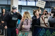 Mit ihrem Social-Media-Spruch hat Lisa (Camille Dombrowsky) einen gefährlichen Shitstorm entfacht. Mit ihrem Social-Media-Spruch hat Lisa (Camille Dombrowsky) einen gefährlichen Shitstorm entfacht.