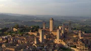 San Gimignano in der Toskana beeindruckt mit seinen mittelalterlichen Wolkenkratzern. San Gimignano in der Toskana beeindruckt mit seinen mittelalterlichen Wolkenkratzern.