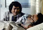 Jonathan (Michael Landon, l.) ist verzweifelt, weil sein Partner Mark (Victor French, r.) im Laufe ihrer Ermittlungen mit einer &Uuml;berdosis Rauschgift vollgepumpt wurde und nun um sein Leben k&auml;mpfen muss.