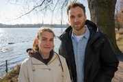 Entführungsopfer Nathalie Schöffmann (l.) spricht mit Leon Windschreid (r.) über ihre Entführung und darüber, welche Auswirkungen diese Gewalttat auf sie und ihre Angehörigen hatte. Entführungsopfer Nathalie Schöffmann (l.) spricht mit Leon Windschreid (r.) über ihre Entführung und darüber, welche Auswirkungen diese Gewalttat auf sie und ihre Angehörigen hatte.