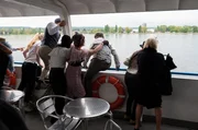 An Bord bricht nach dem Schuss Panik aus und die Passagiere versuchen, sich im See zu retten. An Bord bricht nach dem Schuss Panik aus und die Passagiere versuchen, sich im See zu retten.