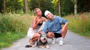 Auch Hunde arbeiten beim Roten Kreuz. Lisa und Lena mit Rettungshund Vikky. Auch Hunde arbeiten beim Roten Kreuz. Lisa und Lena mit Rettungshund Vikky.