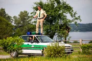 Hubert (Christian Tramitz, o. mit Helmfried von Lüttichau, u.) sucht auf dem Wagendach nach Handy-Empfang. Hubert (Christian Tramitz, o. mit Helmfried von Lüttichau, u.) sucht auf dem Wagendach nach Handy-Empfang.