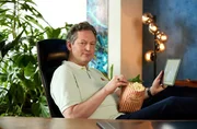 Das Streamen von Filmen und Serien ist beliebt. Wir können Inhalte schauen, wann, wo und wie oft wir wollen. Doch den wenigsten ist bewusst, was die Streamerei für das Klima bedeutet. Sollen wir jetzt alle wieder zurück vor die alte Glotze? Nein, aber wir können mit ein paar Tricks unseren CO2-Fußabdruck beim Streamen richtig reduzieren. Wie das geht, zeigt Eckart von Hirschhausen in „Wissen vor acht – Erde“. Das Streamen von Filmen und Serien ist beliebt. Wir können Inhalte schauen, wann, wo und wie oft wir wollen. Doch den wenigsten ist bewusst, was die Streamerei für das Klima bedeutet. Sollen wir jetzt alle wieder zurück vor die alte Glotze? Nein, aber wir können mit ein paar Tricks unseren CO2-Fußabdruck beim Streamen richtig reduzieren. Wie das geht, zeigt Eckart von Hirschhausen in „Wissen vor acht – Erde“.