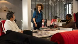 Uno (Hyun Wanner, li.), der Designer des Toten, ger&auml;t ins Visier der Ermittler Louma Shapiro (Marie-Lou Sellem, Mitte) und Pierre Didier (Miguel Francisco, re.).