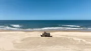 Nicht ans Straßennetz angeschlossen: Nach Cabo Polonio gelangt man nur auf sandigen Wegen – sieben Kilometer geht es mit Allrad-Lastern quer durch die Dünenlandschaft und über den Strand. Nicht ans Straßennetz angeschlossen: Nach Cabo Polonio gelangt man nur auf sandigen Wegen – sieben Kilometer geht es mit Allrad-Lastern quer durch die Dünenlandschaft und über den Strand.
