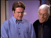 Steve (Barry Van Dyke, l.) und sein Vater Mark (Dick Van Dyke, r.) diskutieren dar&uuml;ber, ob das gefundene Indiz tats&auml;chlich ein Hinweis auf den M&ouml;rder ist.