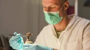 Ein Forscher untersucht ein totes Gro&szlig;trappenk&uuml;ken