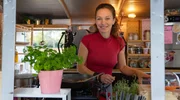 Ren&eacute; (Franziska Wulf) ist von ihren Reisen zur&uuml;ck und betreibt einen Foodtruck in K&ouml;ln.